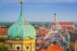 Skyline di Augusta con le torri campanarie delle cattedrali, Germania.
