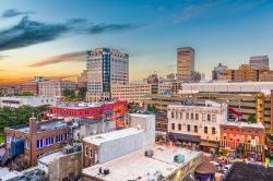 Skyline di Beale Street dopo il tramonto, Memphis (Tennessee), USA.

