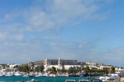 Skyline di Bermuda, Nord America, con i cantieri navali reali e il King's Wharf.

