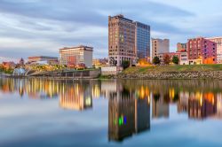 Skyline di Charleston, West Virginia, sul fiume Kanawha, USA. Capitale dello stato della Virginia Occidentale, Charleston è situata alla confluenza dei fiumi Elk e Kanawha.
