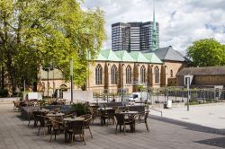 Skyline di Essen con cattedrale e torre degli affari, Germania - Una bella immagine della cittadina tedesca con la moderna torre degli affari sullo sfondo dell'antica cattedrale consacrata ...