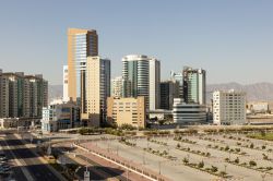 Skyline di Fujairah City, Emirato di Fujairah (EAU). Oltre che essere la capitale di questo territorio, Fujairah City ne è anche il principale centro di business - © Philip Lange ...