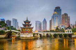 Skyline di Guiyang, Cina, al crepuscolo. La fondazione della città risale al 1283 d.C.: oggi è una metropoli di 4 milioni 500 mila abitanti. 
