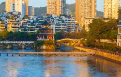 Skyline di Guiyang con la torre Jiaxiu in primo piano (Cina) - © Meiqianbao / Shutterstock.com