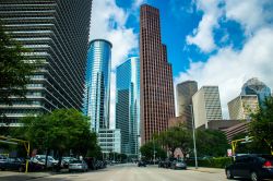 Skyline di Houston (Texas) con alti grattacieli: la città prende il nome dall'ex generale e politico statunitense Sam Houston. Venne fondata nell'agosto 1836 vicino alle sponde ...