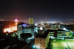 Skyline di Kampala by night, Uganda. La città si è sviluppata attorno ad un forte costruito da Frederick Lugard nel 1890 per la Compagnia britannica dell'Africa Orientale.
 ...