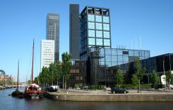 Skyline di Leeuwarden con uno dei suoi canali in una bella giornata di sole, Paesi Bassi - © Joop Hoek / Shutterstock.com