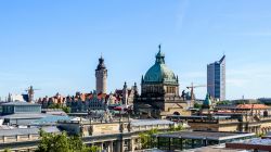 Skyline di Lipsia (Germania) con il Municipio e la Corte Suprema.
