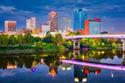 Skyline di Little Rock riflessa sul fiume al crepuscolo (Stati Uniti d'America). Siamo nel centro più popoloso dello stato dell'Arkansas.



