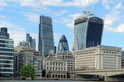 Uno scorcio della Skyline moderna di Londra: da sinistra il Leadenhall Building, il secondo grattacielo di Londra con una altezza di 225 metri. E' anche chiamato la "Grattugia" ...