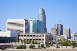 Skyline di Omaha (Nebraska) con grattacieli e palazzi al mattino, Stati Uniti d'America.



