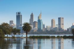 Skyline di Perth (Australia Occidentale) riflessa nell'acqua del fiume Swan.


