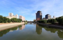 Skyline di Rochester dal fiume Genesee, stato di New York, USA. Terza più grande città dello stato, Rochester è capoluogo della contea di Monroe - © Katherine Welles ...