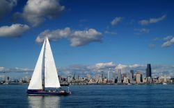 Skyline di Seattle con una barca a vela in primo piano (stato di Washington).