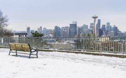 Skyline di Seattle, stato di Washington, in inverno con la neve. La città si trova su un istmo fra lo stretto di Puget e il lago Washington a sud del confine tra Canada e Stati Uniti.




 ...
