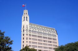 Skyline di un antico edificio a San Antonio, Texas, con una giornata soleggiata.
