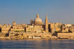 La skyline della capitale La Valletta, Malta. Città fortificata fondata nel XVI° secolo dai cavalieri di San Giovanni, è nota per i palazzi, i musei e le chiese imponenti.
 ...
