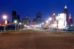 Skyline notturna di Cleveland dal Voinovich Park, stato dell'Ohio, USA. Questo grazioso parco pubblico si trova proprio dietro al Rock and Roll Hall of Fame.
