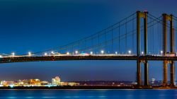 La skyline notturna di Wilmington e il Delaware Memorial Bridge visti dal New Jersey attraverso il fiume Delaware, Stati Uniti. Wilmington è la città più grande dello stato.



 ...