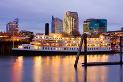 Skyline notturno di Sacramento, California - Capoluogo della contea di Sacramento e capitale dello stato della California, questa città statunitense fu fondata nel 1848 da John Sutter ...