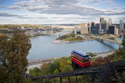 Pittsburgh, Pennsylvania, in primo piano la funicolare per il Mt. Washington, la Duquesne Incline - © Paul Fisher - Fotolia.com