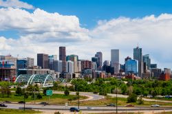 Skyscrapers a Denver, Colorado, in una giornata nuvolosa (Stati Uniti). La città sorge a oltre 1600 metri di altezza a metà strada fra le grandi pianure e centrali e le alte vette ...