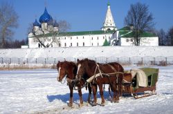 Paesaggio innevato sul Kremlino di Suzdal, Russia  - Situato in un'ansa del fiume Kamenka, il Kremlino di Suzdal rappresenta la parte più antica della città. Un tempo ...