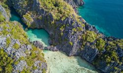 Small Lagoon a El Nido, isola di Palawan, Filippine. Qui si arriva solo a nuoto o in kayak: Small Lagoon è un paradiso che si apre all'improvviso lasciando senza parole.
