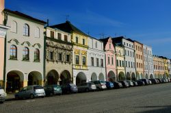 Smetana Square, la piazza principale di Litomysl, Repubblica Ceca. Su questra strada si affacciano edifici dalle facciate barocche e classiche e in stile impero. Da notare le belle arcate originali. ...