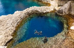 Snorkeling e immersioni nel mare dell'isola di Gozo (Malta) presso la sua bellissima Azure Window - L'Azure Window (la finestra azzurra, roccia che in seguito al tempo ha assunto la ...