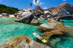 Snorkeling in una delle spiagge più belle delle Isole Vergini Britanniche: siamo ai Baths di Virgin Gorda