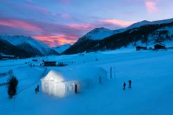 Snow Dream Experience proposta da Lungolivigno: un grande chalet di neve, sul pendio davanti all’Hotel Lac Salin SPA & Mountain Resort e alla sua Mandira SPA, dalla grande piscina ...