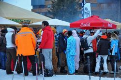 Snow party sulle piste alle Deux Alpes in Francia: al termina della giornata sulla neve, gl isciatori partecipano ai numerosi party o happy hour degli alberghi e locali a fianco delle piste