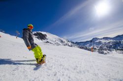 Snowboard a Soldeu, sui Pirenei, nel piccolo stato di Andorra. Sorge sulla sponda nord del fiume Valira d'Oriente questo grazioso villaggio che accoglie sul suo territorio gli impianti sciistici ...