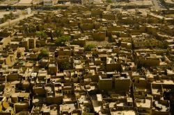 Vista aerea dei sobborghi di Baghdad, Iraq. Seconda città più grande dell'Asia sud occidentale dopo Teheran, Baghdad sorge sul fiume Tigri - © sydcinema / shutterstock.com ...