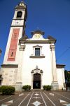 Somma Lombardo (Lombardia): un edificio religioso con torre campanaria.

