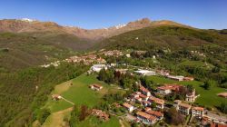 Sordevolo, panorama del borgo e le alpi piemontesi alle spalle