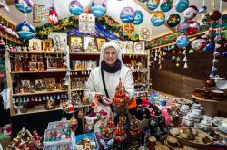 Sorella Larisa mentre vende decorazioni natalizie al Galway Continental Christmas Market - © Rihardzz / Shutterstock.com