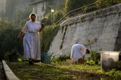 Sorelle al lavoro nel giardino di un monastero a Civitella del Tronto in Abruzzo - © Camillo Cinelli / Shutterstock.com