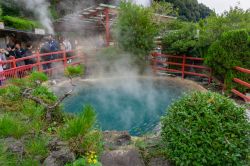 La sorgente Kamado Jigoku Pond a Beppu, Oita, Giappone, in autunno. Simbolo di questo laghetto di acqua bollente è un demone rosso brillante su un'enorme pentola da cucina - © ...