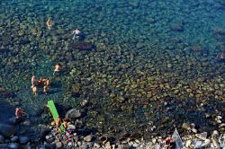 Baia di Sorgeto: siamo nel comune di Forio, sull'isola di Ischia (Campania). Nella foto la spiaggia termale naturale.