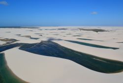 Foto scattata durante un sorvolo con un piccolo aereo Cessna sui Lençois Maranhenses, il Parco Nazionale situato nello stato del Maranhao, nel nord-est del Brasile.