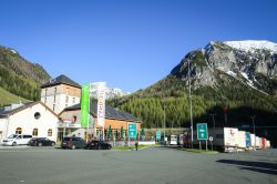 Sosta lungo l'autostrada vicino a Flachau, Austria. Sullo sfondo, le Alpi con le cime innevate - © Goran Jakus / Shutterstock.com