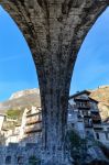 Uno scatto sotto l'arco del ponte sul torrente Lys a Pont Saint Martin - © Erick Margarita Images / Shutterstock.com