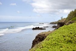 Panorama di Gris Gris, isola di Mauritius - Scure scogliere di rocce basaltiche, modellate dal vento e dal mare, si affacciano sulle acque dell'oceano Indiano creando uno scorcio panoramico ...