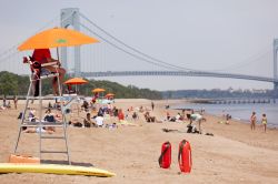 Panorama di South Beach a New York, Stati Uniti. Oltre alla sua sabbia dorata questa spiaggia situata sulla sponda orientale di Staten Island è celebre per il suo lungomare dedicato a ...