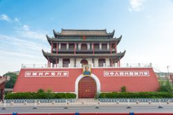 Il South Gate (Nanmen) di Yinchuan fotografato di mattina, Cina. La "Porta Meridionale" di Yinchuan, realizzata su modello di quella frontale della Città Proibita di Bejing, ...