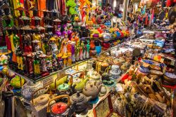 Souvenir di ogni tipo in un negozio del Ben Thanh Market a Ho Chi Minh City (Saigon), Vietnam - © David Bokuchava / Shutterstock.com