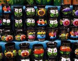 Souvenir colorati sull'isola di Janitzio, Messico. Tipiche tazze con decorazioni floreali e costumi messicani.


