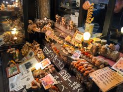 Souvenir in legno in un mercatino notturno della città di Kushiro, Giappone - © Pichit Tongma / Shutterstock.com